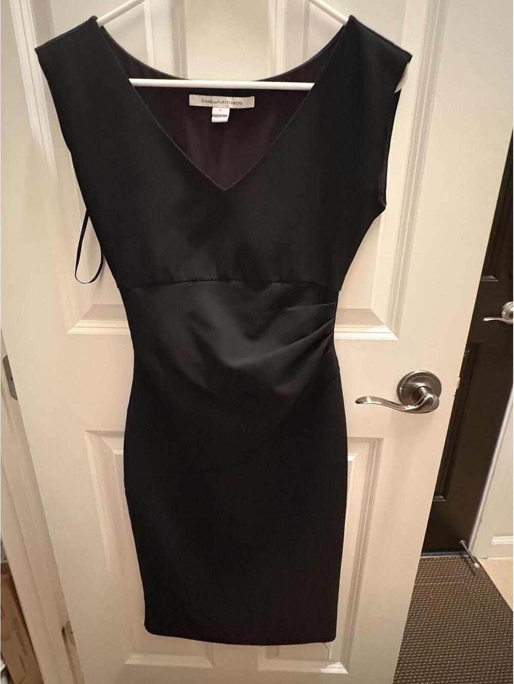 Diane von Furstenberg Black Sleeveless Sheath Dress V-Neck Elegant Size 0